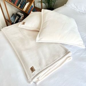 UGG Blanket and Pillows (4x covers, 2x inserts).